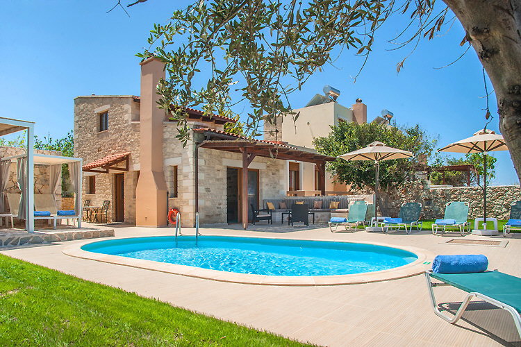 Villa Nikos - Blick über den Swimmingpool