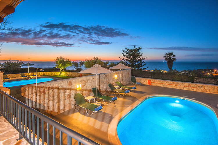 Villa Stamatis - Swimmingpool und Ägäis bei Sonnenuntergang