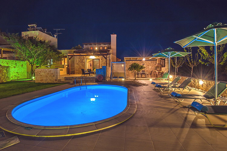 Villa Takis - Terrasse und Swimmingpool bei Nacht