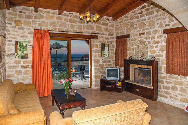Villa Nikos - Wohnzimmer und Tür zur Terrasse